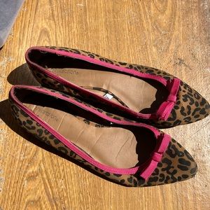 Pink leopard print pointed flats